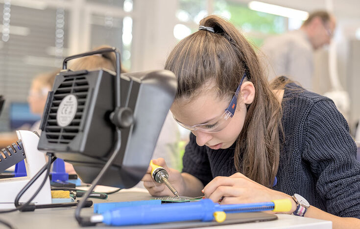 On Girls' and Boys' Day, pupils can take part in a wide range of programmes offered by The Hochschule Niederrhein. Photo: HSNR
