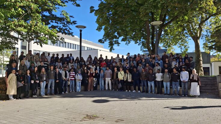 Group of international students gather on HSNR's Mönchengladbach-based campus