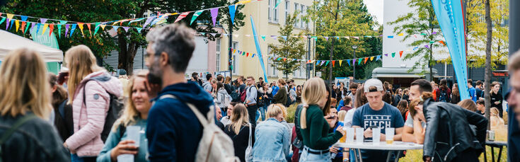 Studierende feiern gemeisam auf dem Campus des Fachbereichs Textil und Bekleidungstechnik