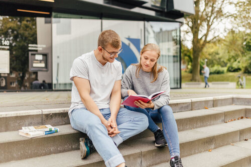 Students learn on the stairs at the Mönchengladbach campus