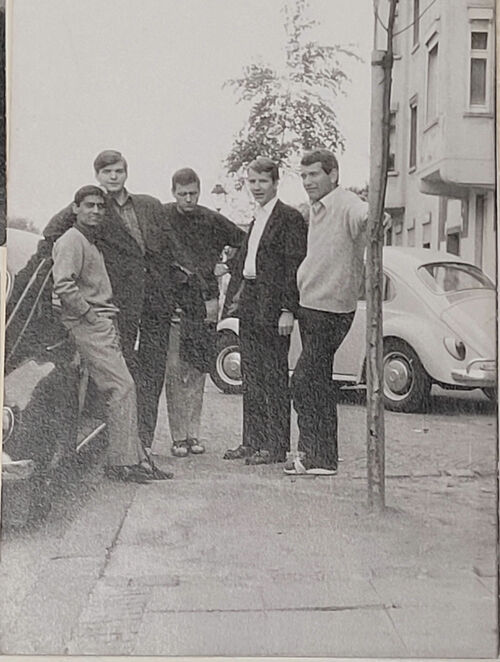 altes schwarz-weiß Foto von fünf Männern