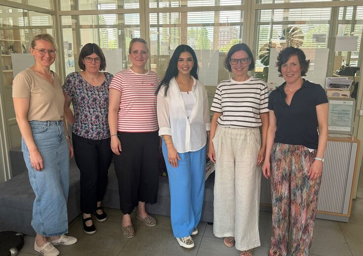 Eman, a guest from the German-Jordanian University, surrounded by members of HSNR's international office in the university's offices at Monforts Campus.