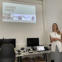 E. Bujna explains the digital design process using VR at the colloquium, August 2026. Photo: M.E. Wachs E. Bujna explains the digital design process using VR at the colloquium, August 2026. Photo: M.E. Wachs