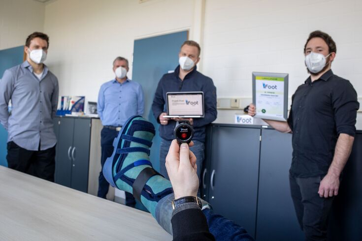 Smart association, smart watch and the project team led by Professor Dr. Hubert Otten (2nd from left)