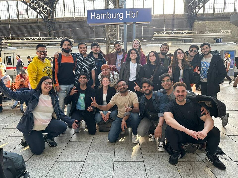 A group of international students representing the GLOBUS network group with the GLOBUS tutors and members of the International Office at the Hamburg main station.