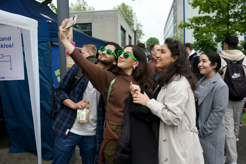 Drei Menschen die ein selfie machen