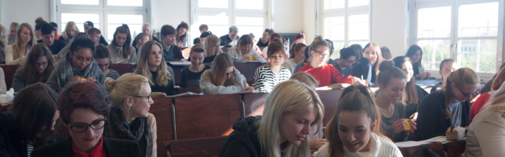 Studierende im Hörsaal am Fachbereich Textil und Bekleidungstechnik
