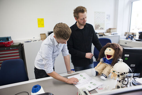 Zwei Studierende arbeiten gemeinsam in der HSNR an einem Projekt