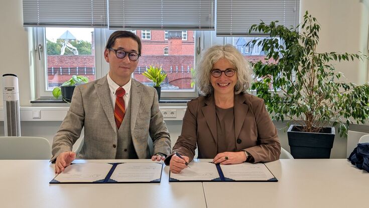 HSNR President Meyer and Vice-President for International Affairs Takaaki Shochi sign a partnership agreement.