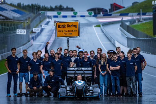 Gruppenfoto HSNR Racing auf einer Rennstrecke