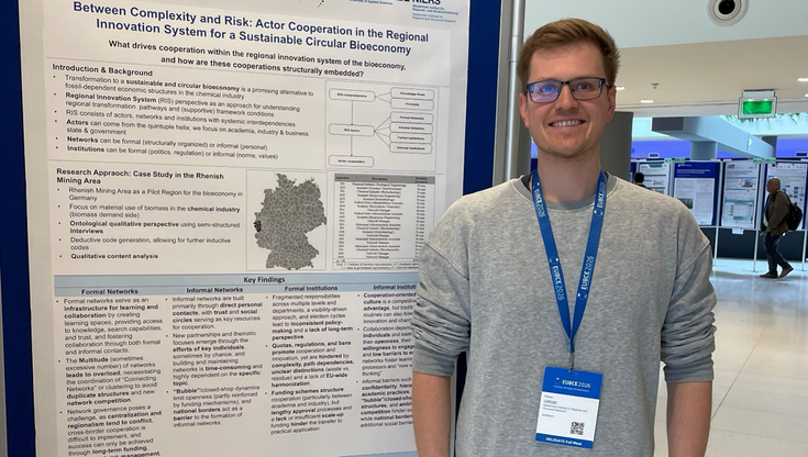 Florian Grebe as representative, in front of the project poster.