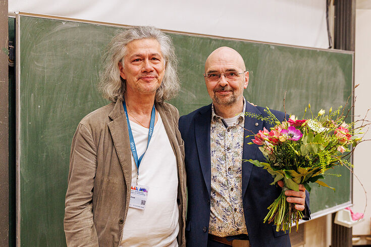Sergio Chow (left) gave the laudatory speech for DGVT award winner Prof Dr Michael Borg-Laufs from the Department of Social Work at the Niederrhein University of Applied Sciences. Copyright: Ole Heinrich