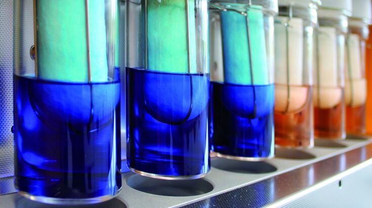 Reagenzgläser mit farbiger Flüssigkeit