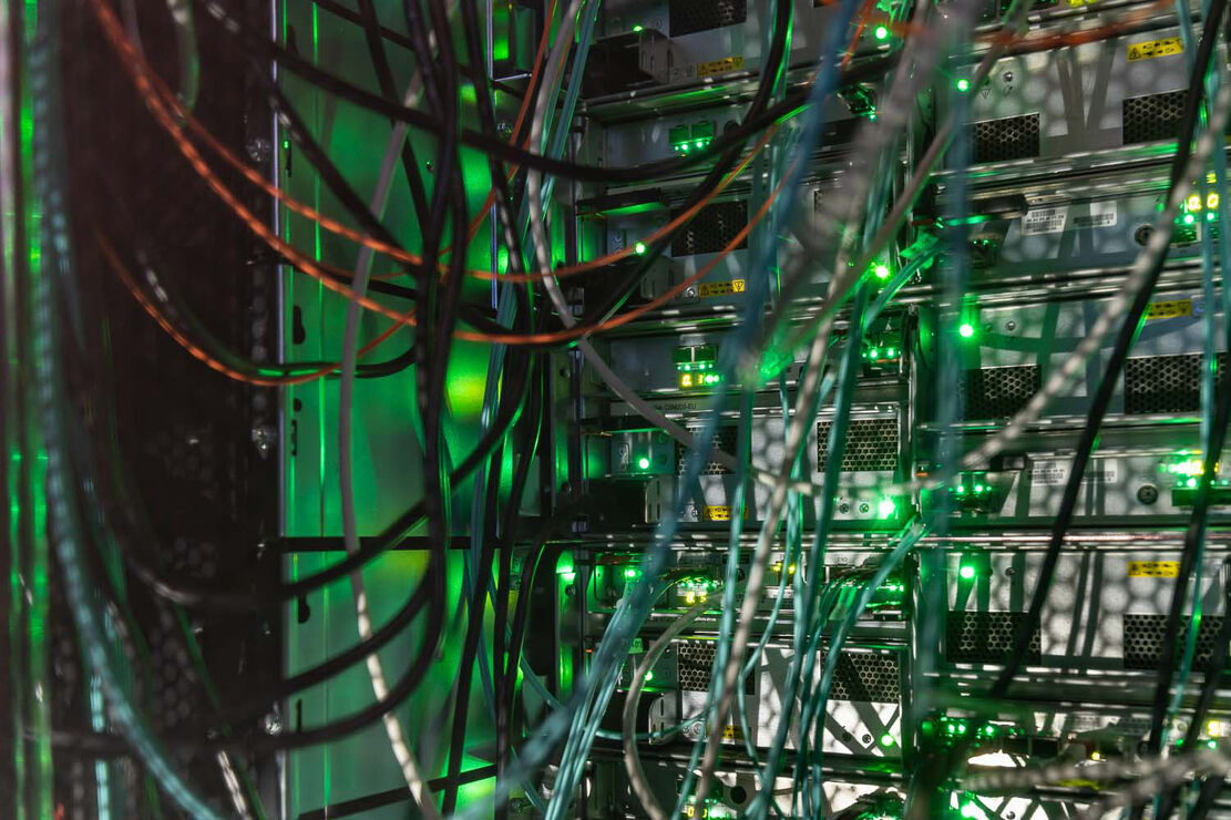 Rückseite eines Datenschranks im Rechnerraum