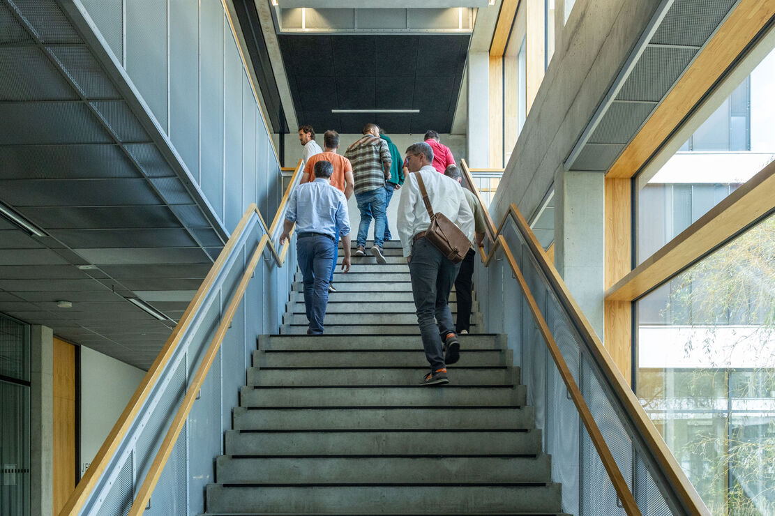 Menschen, die eine Treppe hochlaufen