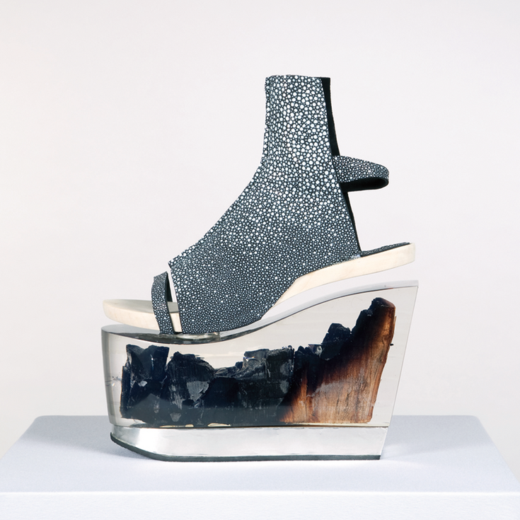  Woolness – footwear for wellbeing Katerina Amprazi Ein nachhaltiges Schuhkonzept aus Merinowolle, mit einer smarten Funktion in der 3D-gedruckten Sohle.  Inspiriert von der Fußreflexzonenmassage wurde ein gestrickter Sneaker mit 4 Vibratoren im 3D-gedruckten Fußbett des Schuhs kreiert. Über eine Android-Smartphone-Anwendung kann der Benutzer die Massage starten und die Länge zwischen den verschiedenen Sequenzen wählen.  Das gestrickte Schuhobermaterial ist aus Bio-Merinowolle gefertigt und in Form (fully fashion) gestrickt, um Materialverschwendung zu vermeiden. Das Garn ist vom Hersteller GOTS und IVN bestzertifiziert und garantiert nachhaltige Herstellung und Tierwohl.  Der ganze Schuh ist modular aufgebaut, die einzelnen Teile werden durch Nähen fixiert und verbunden. Somit lassen sich seine Komponenten leicht zum Recycling oder zur Reparatur trennen.  ADRIFT