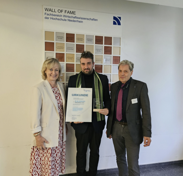 Vorstandsmitglied Caroline Hartmann-Serve, Dr.-Ing. Erfan Koza, Prof.-Dr. Ing. René Treibert vor der Wall of fame