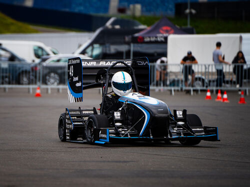 Fahrer in HSNR Racing Auto am fahren