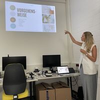 E. Bujna explains sketching methods at her colloquium, August 2026. Photo: M.E. Wachs E. Bujna explains sketching methods at her colloquium, August 2026. Photo: M.E. Wachs