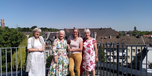 vier Frauen auf einem Balkon