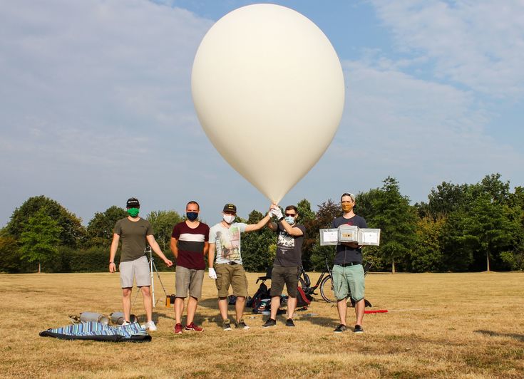 Frederik Kelle, Nicolai Königs, Falko Hastenrath, Stephan Butzen und Mathias Remus (von links) ließen im Stadtpark Krefeld-Fischeln den Ballon mit viel Technik an Bord steigen.    