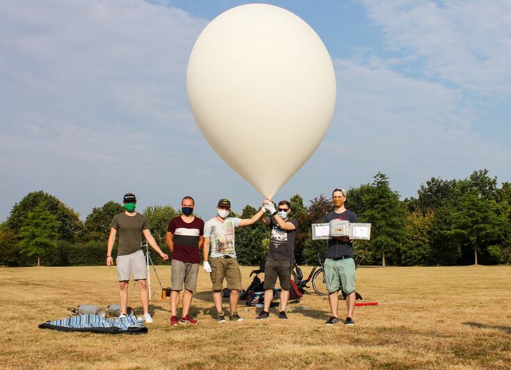 Frederik Kelle, Nicolai Königs, Falko Hastenrath, Stephan Butzen und Mathias Remus (von links) ließen im Stadtpark Krefeld-Fischeln den Ballon mit viel Technik an Bord steigen.    