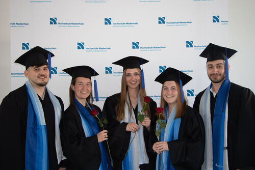 Fünf Promovierende auf ihrem Abschluss