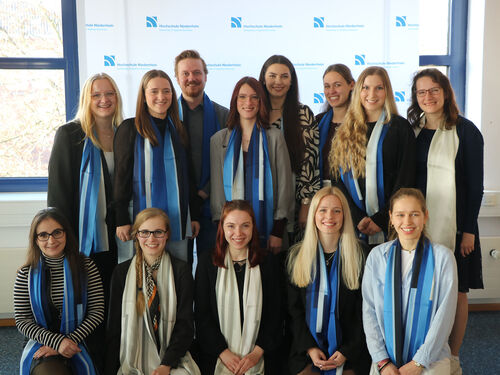 13 Absolvierende bei einer Abschlussfeier