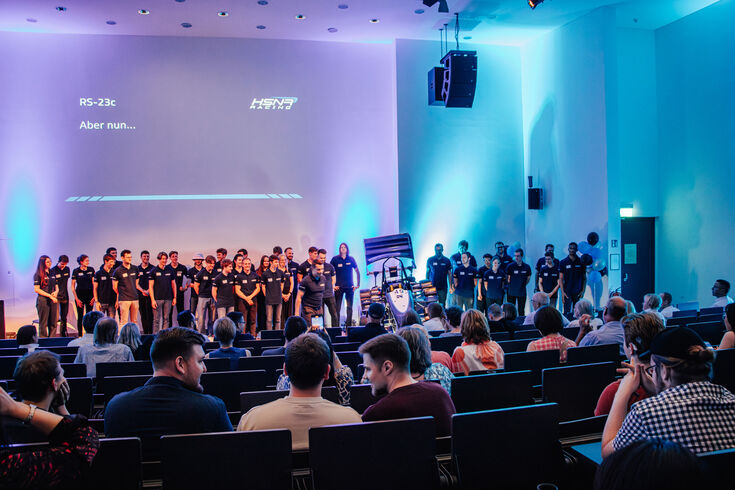 HSNR Racing Präsentation mit Teilnehmenden auf der Bühne