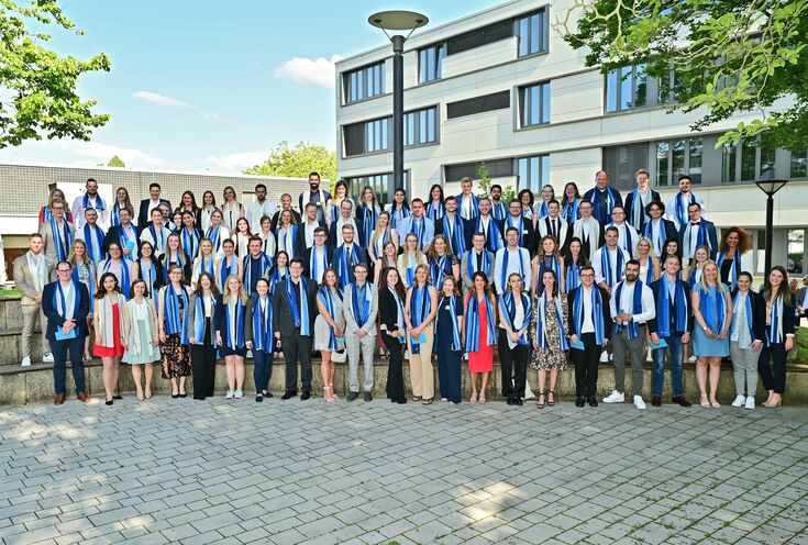 Group photo of the graduates at the campus Mönchengladbach