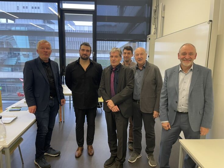 Erfan Koza mit seinen Doktorvätern