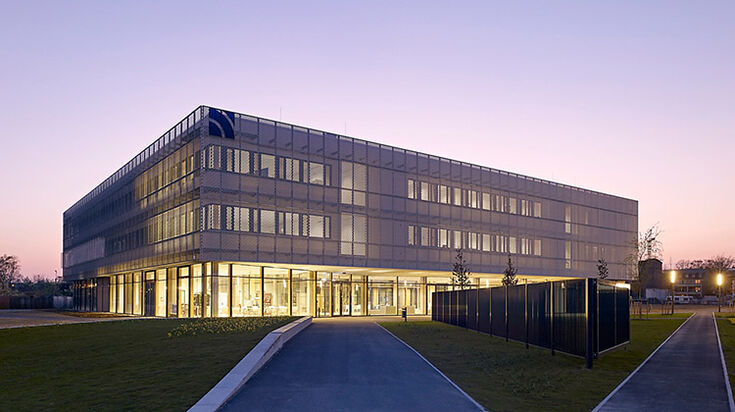 J building on the Krefeld South Campus at dusk.