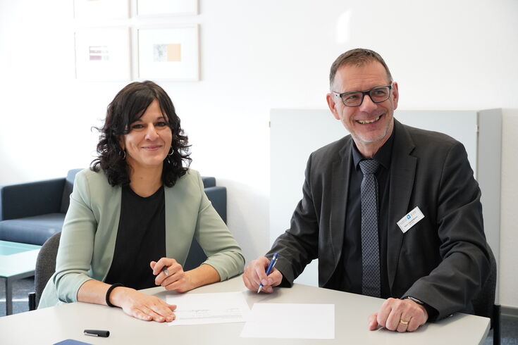Prof. Dr. Donja Amirpur (HSNR) und Peter Dischhäuser (Berufskolleg für Technik) haben die Kooperationsvereinbarung unterzeichnet. Copyright: Ralph Radmacher/HSNR