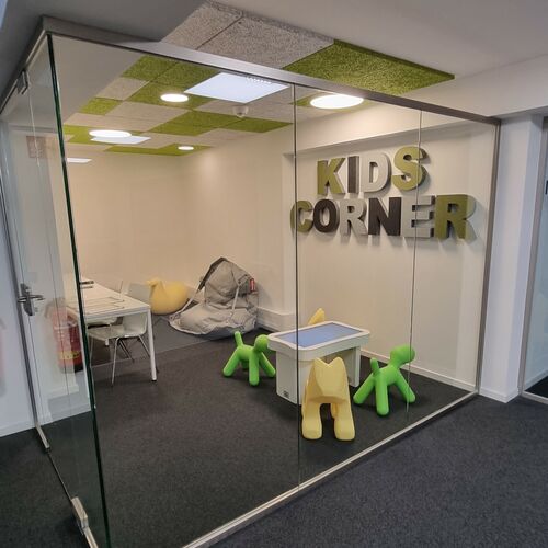 Kids Corner mit Sitzsack und Stühlen in Hundeform
