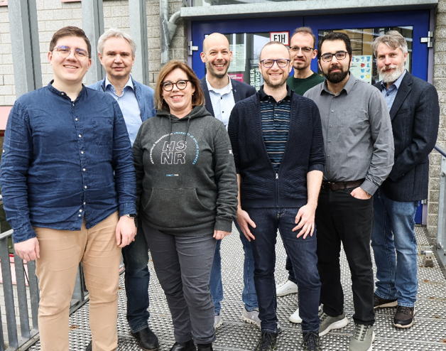 Teamfoto an der HSNR (von links): Robin Grashof, Prof. Dr. Edwin Naroska, Martina Braun, Prof. Dr. Bernhard Breil, Prof. Dr. Benedikt Janßen, Jens Gräbel, Sinan Yavuz, Prof. Dr. Thomas Nitsche ZAT Team