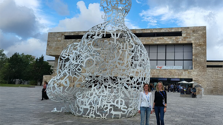 Angelika Krehl and Christina Masch in front of the DKG '23 exhibition centre in Frankfurt/Main