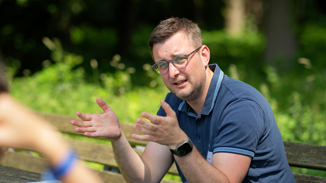 Mann im Gespräch an einem Tisch